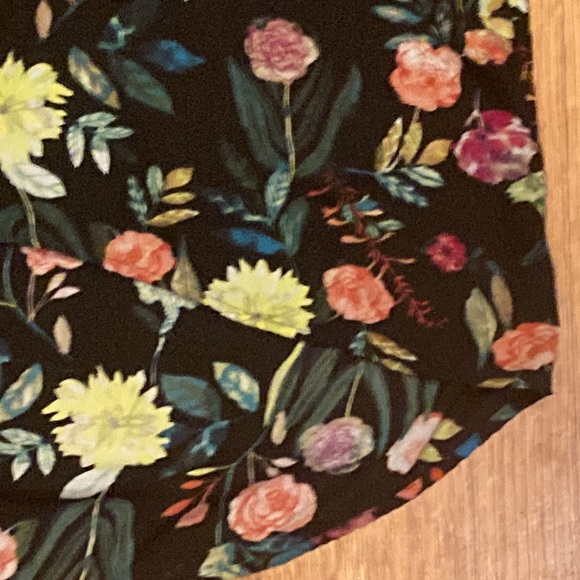 Chelsea & Theodore Black Floral Print Top Size Medium - Picture 10 of 12